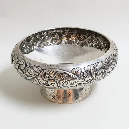 Skål dekor ca Ø20cm höjd ca 11cm gravyr, 830/1000 silver Vikt: 593,5 g