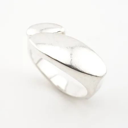 Ring, silver, stl 19(59), bredd 9mm, 925/1000 Vikt: 6,5 g på auktion i Helsingborg hos Pantbanken Sverige