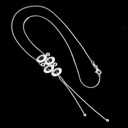 Halsband med integrerat hänge silver 925/1000, längd 42,5 cm, hänge längd inkl. avslutande tofsar ca. 9,5 cm, tillverkare JAa Vikt: 6,5 g