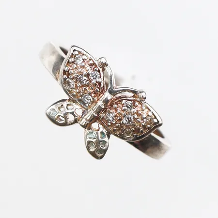 Ring med vita stenar, stl:18, bredd 2,2-11mm, 925/1000 silver. Vikt: 3,2 g