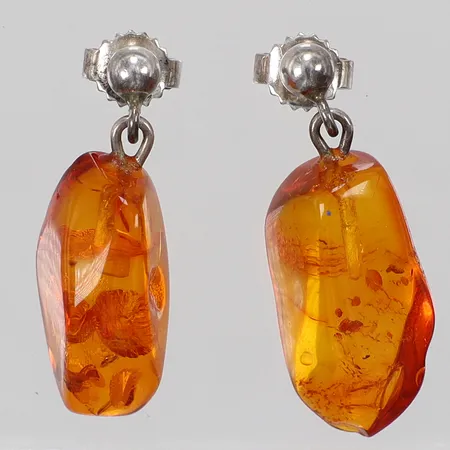 Ett par örhängen längd: ca 2,8cm bredd: ca 5-10mm 925/1000 silver Vikt: 2,4 g