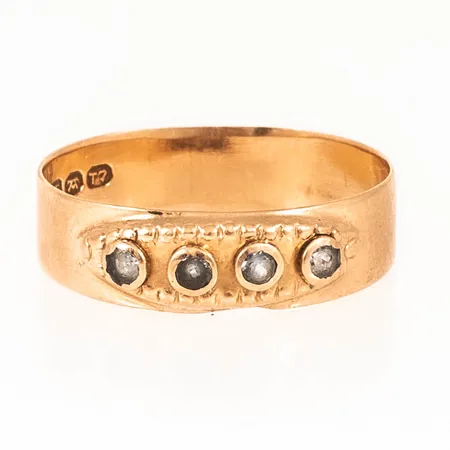Ring med nötta vita stenar stl:19 bredd 5,4 mm 2,0g 14K.