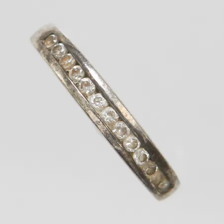 Ring med vita stenar stl:17¾ bredd: 2-3,7mm, silver 925/1000 Vikt: 2,7 g