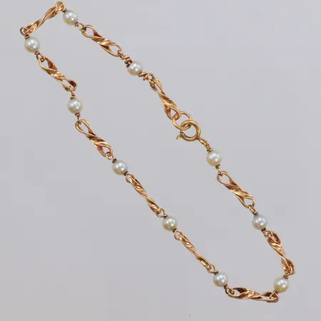 Armband med odlade pärlor längd 19cm, bredd 2,8mm, 18K Vikt: 3,2 g