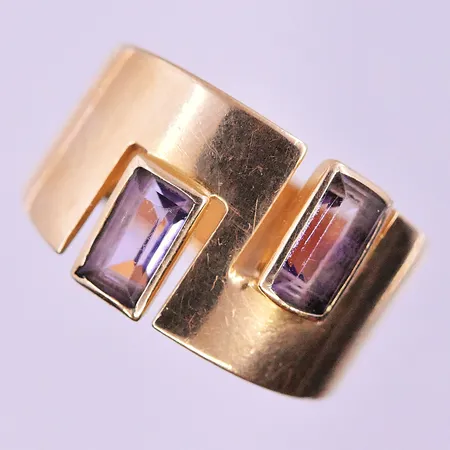 Ring med lila stenar stl:17 bredd 6-12 mm 18K. Vikt: 5,7 g