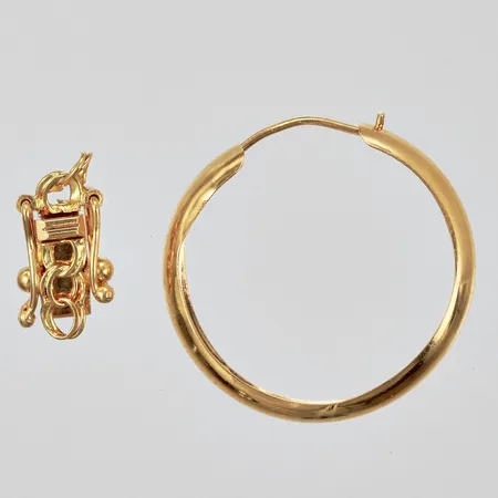 Ett örhänge ett lås defekt 18K Vikt: 1,5 g