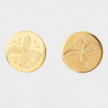 Ett par örhängen med dekor i relief, Ø9,5mm, Victor Janson Guldvaru AB, Lindesberg, 18K. Vikt: 1,2 g