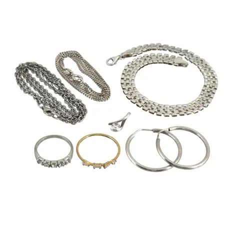 Silversmycken bl.a. Ringar (stl:16¼, 18¾ mm), Örhängen Ø26,5 mm, Halskedjor (Ankarlänk längd 45,5 cm), Armband längd 21 cm Vikt: 21,2 g