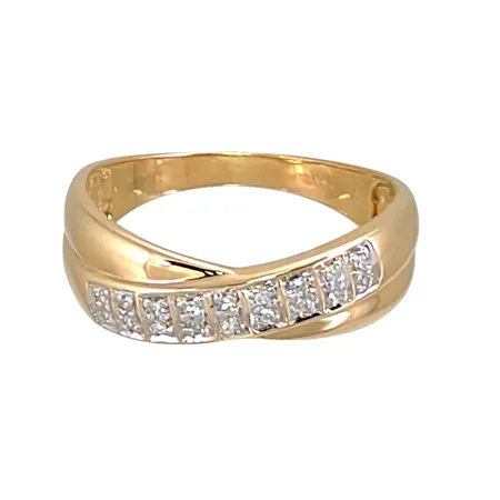 Diamantring i 18K guld Guldfynd (GFAB), Diamanter 18 x 0,003ct, stl:18½ mm, bredd 2 - 6,5 mm, fint skick Vikt: 3 g