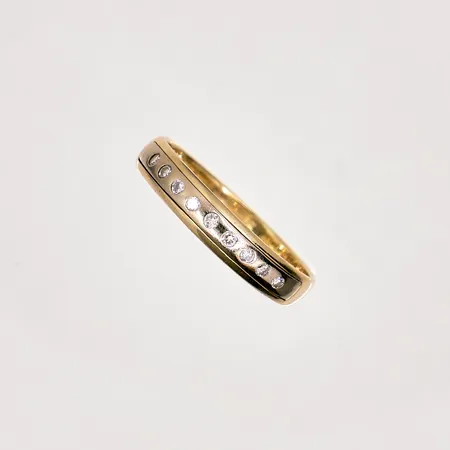 Ring med diamanter 9x0,01ct, stl16½, bredd: ca 3,5mm, 14K Vikt: 1,7 g