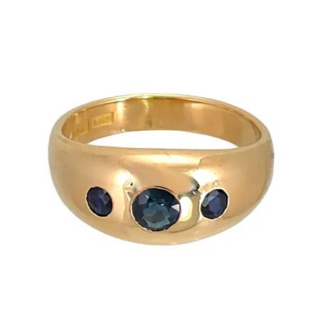 Ring i 18K guld med Safirer Ø 3 - 4,5 mm, Guldsmed Lars-Ola Sellen (LOS), Stockholm 1986, svensk kontrollstämpel, stl:18½ mm, bredd 4 - 9,5 mm, stenar utan anmärkning Vikt: 10,4 g