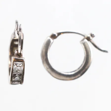 Örhängen med vita stenar, Ø13,9mm, bredd 3,7mm, 925/1000 silver. Vikt: 3,3 g