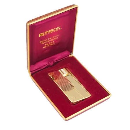 Tändare RONSON i originaletui, quartz electronic, mått 65x35 mm, etui 10x8 cm, Japan, behov av påfyllning, ej testad, förefaller sparsamt använd, vikt inkl. etui kring 120 gram