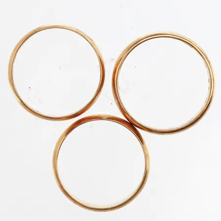 Diverse ringar, stl:18-19, bredd 5,9-6,1mm, ojämnheter, gravyrer, 18K. Vikt: 15,8 g