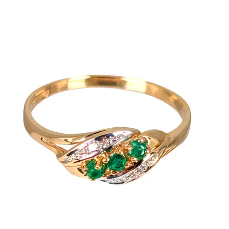 Diamantring i 18K guld med Smaragder, Diamanter 2 st totalt 0,015ct - stämplat på skenans insida, svensk kontrollstämpel, stl: mellan 18¼ och 18½ mm, bredd 1,7 - 7 mm, fint skick Vikt: 2,4 g