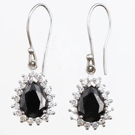 Örhängen med onyx och vita stenar, längd 33,9mm, bredd 2,6-11,7mm, skeva krokar, 925/1000 silver. Vikt: 5,3 g
