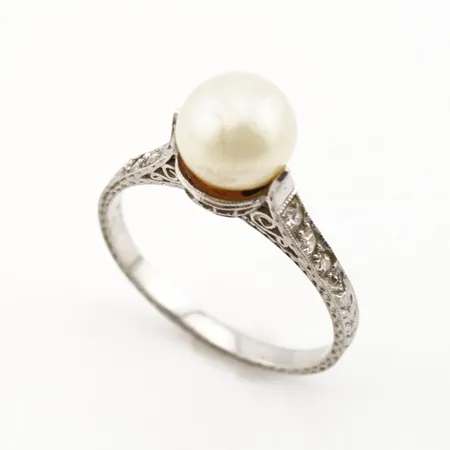 Ring m pärla, Platina, stl 17(53), Ø7mm, Platina Vikt: 2,8 g på auktion i Helsingborg hos Pantbanken Sverige
