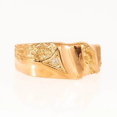 Ring med vildmarksmönster och en briljantslipad diamant ca 0,02ct stl:19 bredd 3-9,2mm, 18K 5,5g.