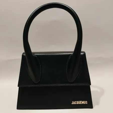 Väska Jacquemus Le Grand Chiquito, modellnummer:213BA003-3000, mått 17x21,5x8cm, svart läder, beslag i gulmetall, reglerbar axelrem, etikett samt kvitto från Jacquemus 2021, dustbag Skickas med paket.
