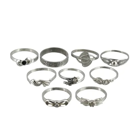 Ringar silver 9 stycken, varierande dekor & bredd, stl:16,0-19½ mm Vikt: 13 g
