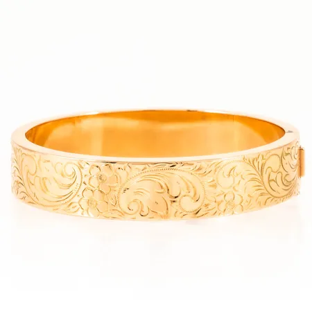 Armring med graverad mönsterdekor innermått 18cm (öppningsbar) bredd 14mm, 18K 35,6g. 