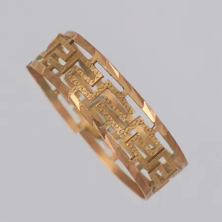 Ring stl:19, bredd 6mm, genombruten dekor, defekt, 14K Vikt: 1 g