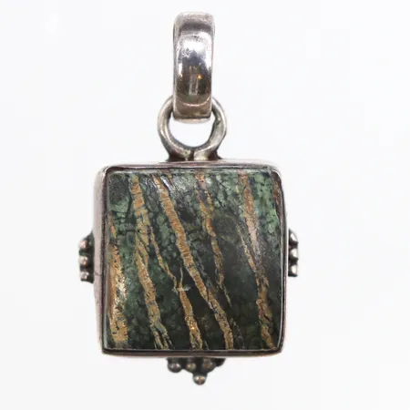 Hänge, längd 28,7mm, bredd 3,2-17,3mm, 925/1000 silver.  Vikt: 5,5 g