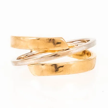 Ring tvåfärgat guld stl:17¾ bredd 3-9,4mm, ihålig, svaga bucklor, 18K 2,6g. 