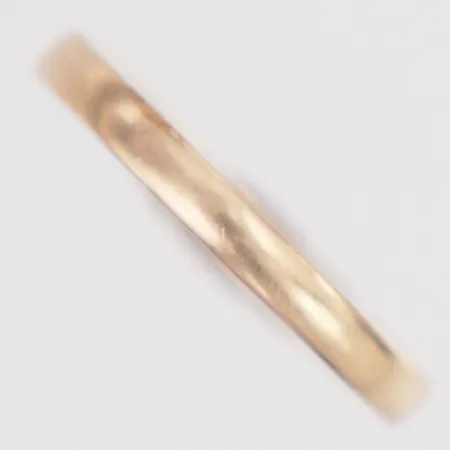 Ring slät stl:18½ bredd 2,4mm, ograverad, skev, 14K Vikt: 1,1 g