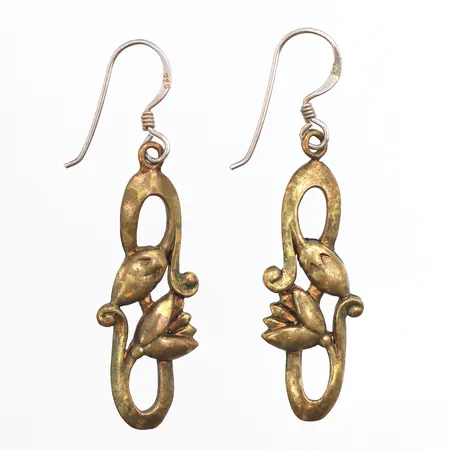 Örhängen, längd 50mm, bredd 2,8-13,2mm, krokar i 925/1000 silver, hänget i mässing. Vikt: 5,2 g