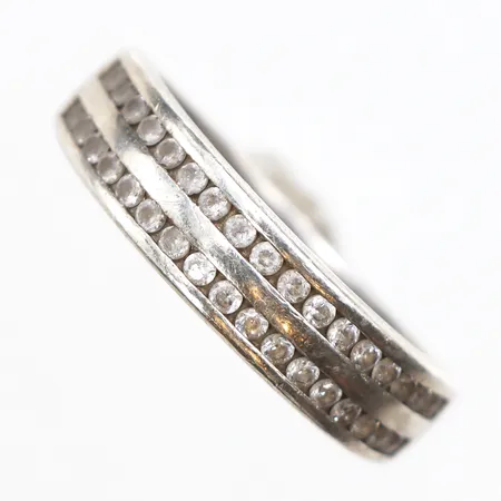 Ring med vita stenar, stl:19, bredd 3,5-5,6mm, 925/1000 silver. Vikt: 3,7 g