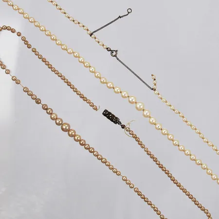 Två pärlcollier doserad varav en defekt med lås i silver längd: ca 44,5cm och 43cm  Vikt: 0 g