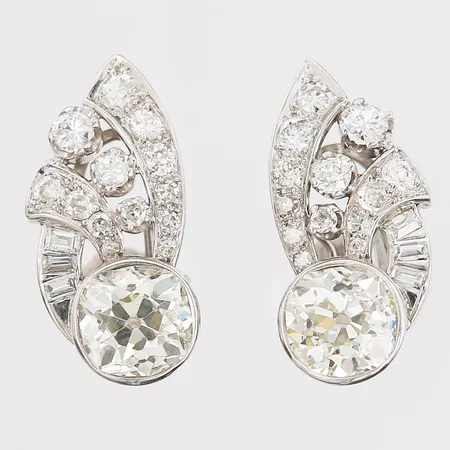 Örhängen med gammalslipade och baguetteslipade diamanter totalt ca 5,00ctv, längd 24mm, bredd 11mm, större stenarna 2xca2,25ct ca Ca(M)/VS, mindre diamanter ca 0,10-0,01ct/st, franska stämplar, platina  Vikt: 8,8 g
