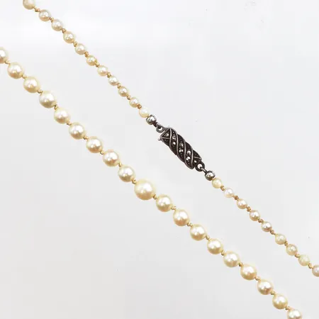 Pärlcollier, odlade pärlor, Ø3,3-6,3mm, längd 59cm, silverlås med markasiter, 835/1000 silver. Vikt: 0 g