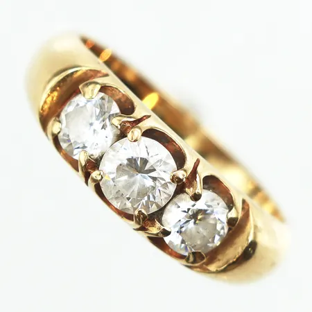 Ring med vita stenar, stl:18, bredd ca 3,3-6,4mm, 18K. Vikt: 4,9 g