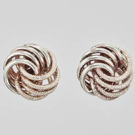 Ett par örhängen längd: ca 1,5cm Ø: ca 1-10mm silver 925/1000 Vikt: 2,5 g