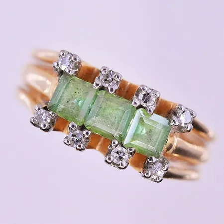 Ring med diamanter 8 x0,02ct och troligen smaragder stl:18 bredd 4-8 mm 18K. Vikt: 6,4 g