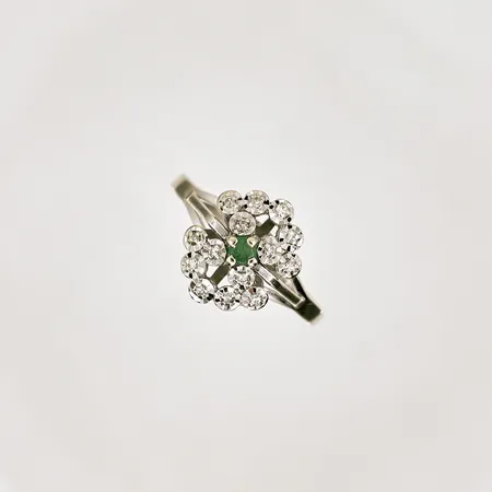Ring med diamanter 14xca 0,005ct samt smaragd 1xca 0,06ct stl 17¼, bredd 2-12mm, Svensk import stämpel, vitguld 18K Vikt: 2,6 g