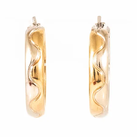 Creoler Ø20,5mm Cartier i tvåfärgat guld med vågigt spår, bredd 4mm, certifikat Cartier Paris från 1991 med serienummer som matchar numret på örhängena, 18K 8,1g. 