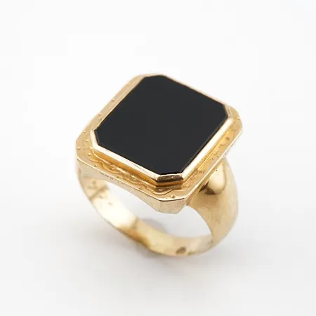 Ring m svart sten, stl 17½(55), bredd 18mm, 18k, gravyr Vikt: 4,9 g