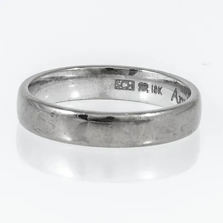 Ring slät stl:17½ bredd 4mm, bortnött rodiumyta, gravyr, vitguld 18K 4,9g.