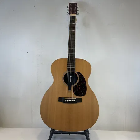 Akustisk gitarr Martin & Co est 1833, made in Mexico, Serienr:000X1AE, Pennsylvania USA, Solid Spruce Top, Auditorium-modell, semi-mjukt fodral med vadderad insida, humiditet-pack samt hållare, fint skick. Skickas med postpaket.