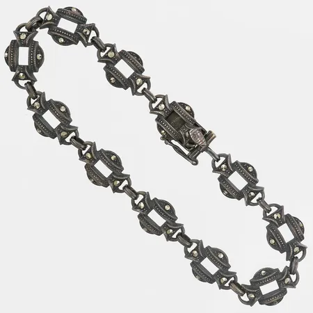 Armband med genombruten dekor och markasiter, längd 19,5cm, bredd 10mm, svensk importstämpel, saknar en sten, silver Vikt: 13,8 g