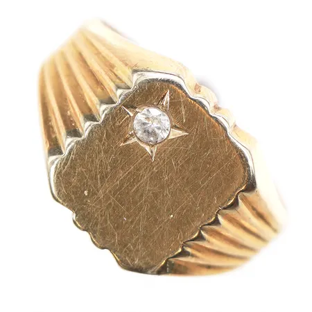 Klackring med vit sten, stl:17, bredd 2,7-12,3mm, skev skena, 18K. Vikt: 4,1 g