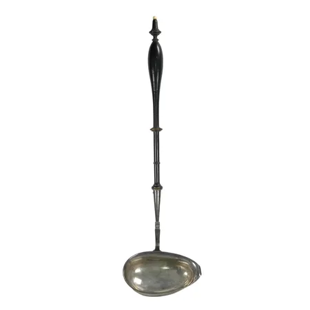 Soppslev silver med svarvat svärtat träskaft, Bernt Erlandsson Kristianstad 1882 (D6), kraftig modell, total längd inkl. skaft 45 cm, skopan ca 12,5 x7,5 cm, avslutningen med benknopp, bruttovikt 119,4 gram, smärre bruksmärken Vikt: 119,4 g