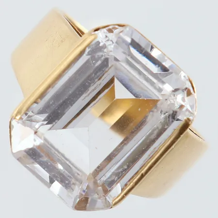 Ring med vit sten 17½ bredd 16mm 18K Vikt: 8,9 g