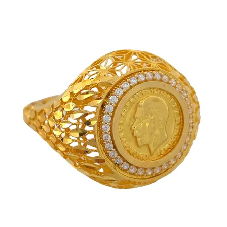 Ring i 21K guld, myntavgjutning, vita stenar, dekorerad skena, stl:18½ mm, bredd 2-20 mm Vikt: 5,2 g
