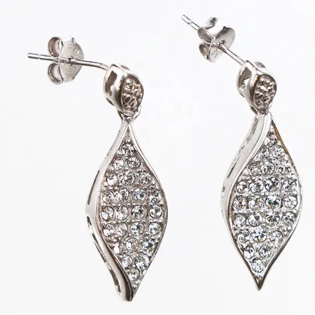 Örhängen med vita stenar, längd 28,3mm, bredd 1,7-9,2mm, 925/1000 silver. Vikt: 6,2 g