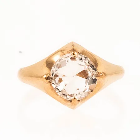 Ring med en bergkristall stl:16¾ bredd 2,1-11,3mm, 18K 2,4g.