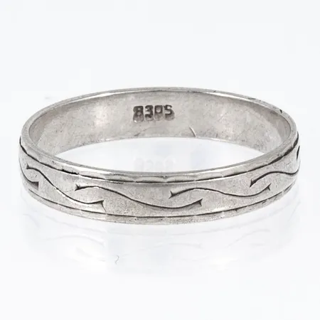 Ring mönstrad stl:19¼ bredd 4mm, silver 830/1000 2,0g.